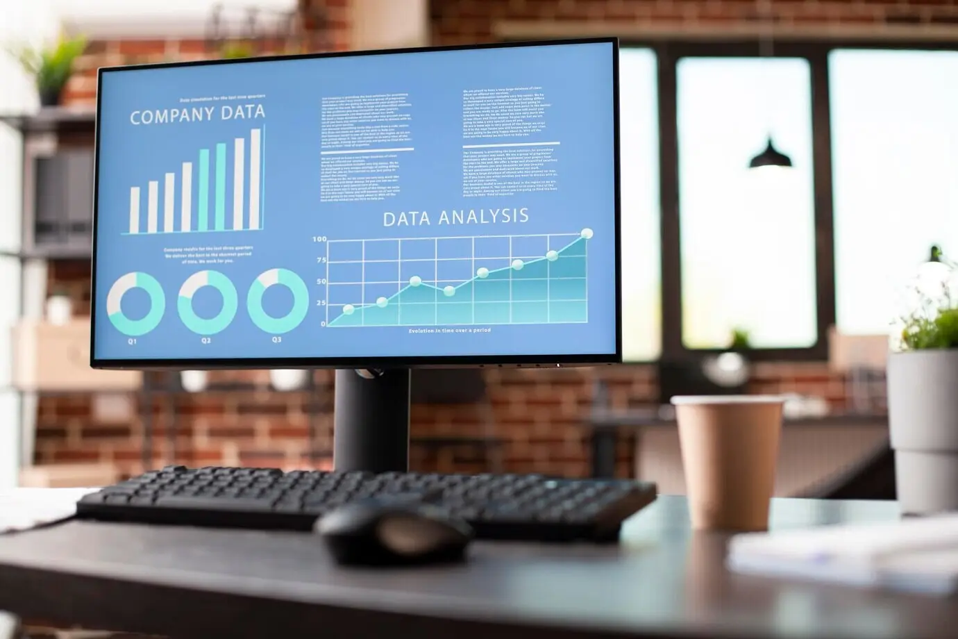 Bureau de start-up vide affichant des statistiques