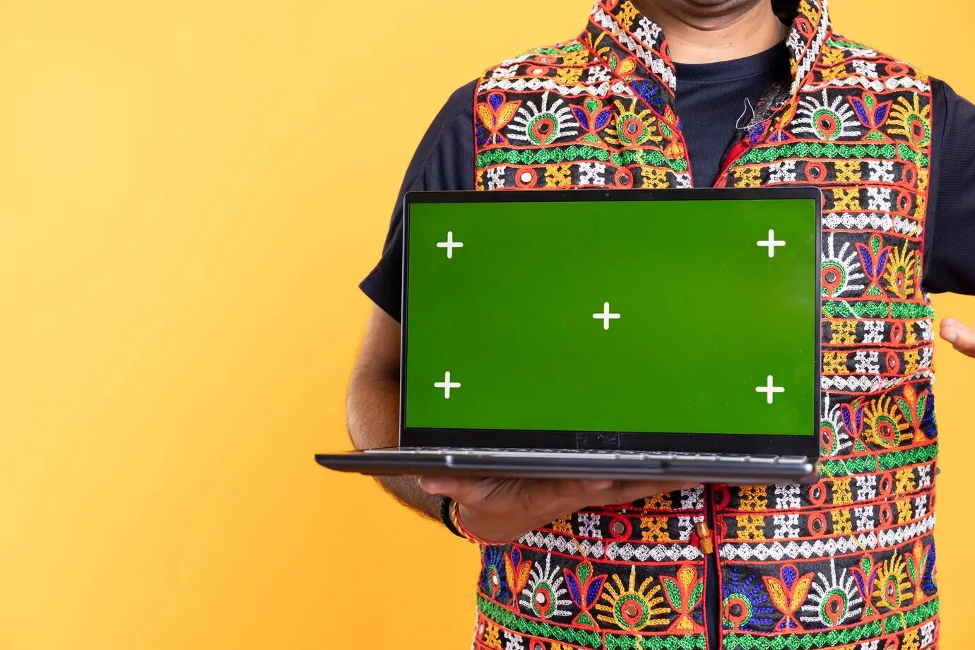 Gros plan sur un employé utilisant une maquette d’ordinateur portable au travail pour effectuer des tâches professionnelles.