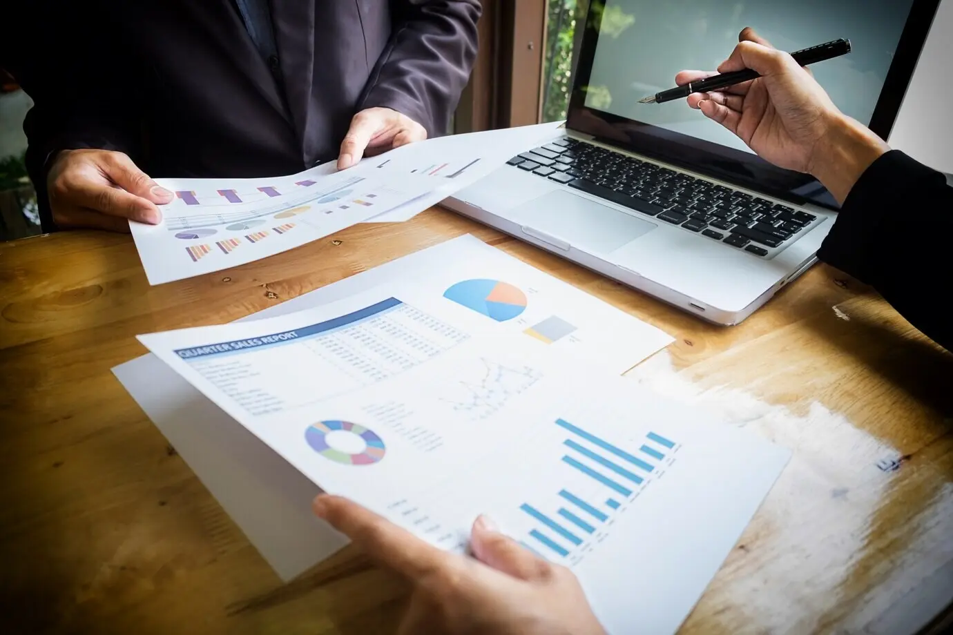 Équipe d’entreprise travaillant sur un nouveau plan d’affaires à l’aide d’un ordinateur numérique moderne.