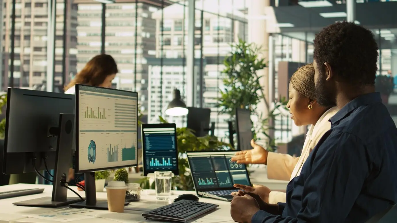 Un manager en colère au bureau réprimande un employé pour ne pas avoir atteint les objectifs de performance.